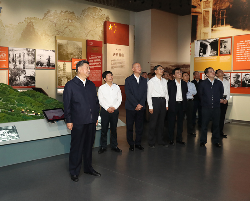 9月12日，中共中央總書記、國(guó)家主席、中央軍委主席習(xí)近平視察中共中央北京香山革命紀(jì)念地。這是習(xí)近平在香山革命紀(jì)念館參觀《為新中國(guó)奠基》主題展覽。