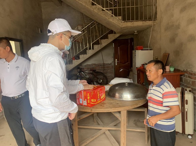 實(shí)踐隊(duì)走訪慰問脫貧戶。福建船政交通職業(yè)學(xué)院供圖