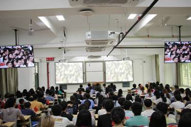 學生觀看現(xiàn)場1