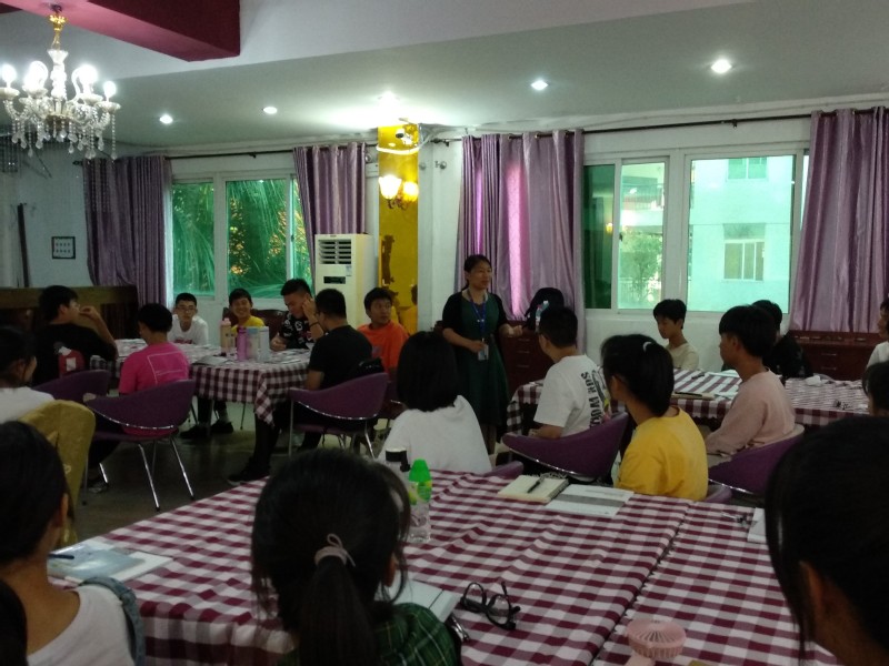 ▲翁國玲副主任做專業(yè)介紹，讓同學們感受國際郵輪的專業(yè)魅力