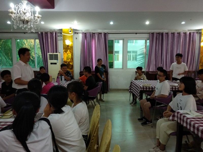 ▲現(xiàn)場交流，氣氛熱烈